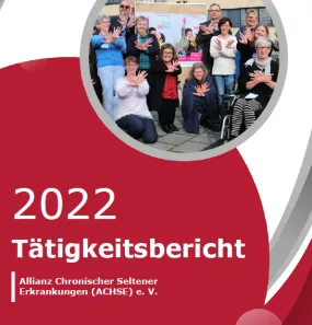 Cover Tätigkeitsbericht - Text: Tätigkeitsbericht 2022 ACHSE Foto im Ahnschnitt mit Menschengruppe