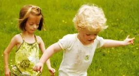 Bild: Kinder spielen auf einer Wiese