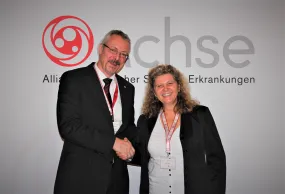 Dr. Jörg Richstein schüttelt Geske Wehr die Hand. Vorstandswechsel bei der ACHSE.