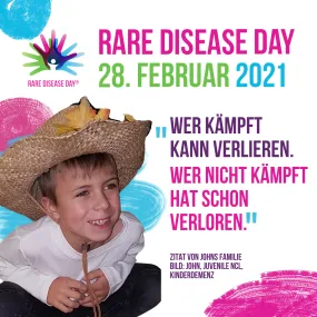 Das Bild zeigt grafisch dargestellt ein Zitat und das Logo des Rare Disease Day, das aus 3 bunten, übereinanderliegenden Händen besteht und einen kleinen weißen Menschen in der Mitte hat. Text: Rare Disease Day, 28. Februar 2021, Foto von einem Jungen mit braunem Strohhut, er lächelt in der Hocke sitzend, "Wer kämpft kann verlieren. Wer nicht kämpft hat schon verloren.", Zitat von Johns Familie, Bild: John, Juvenile NCL, Kinderdemenz