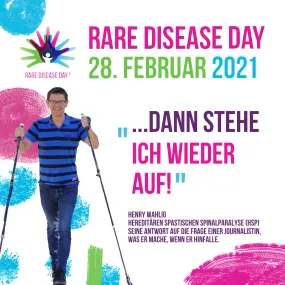 Bild: Rare Disease Day Logo mit 3 farbigen, übereinandergelegten Händen mit einer weißen Figur in der Mitte, Mann in blau, schwarz gestreiftem T-Shirt und Walking-Stöcken in den Händen läuft Richtung Kamera. Text: Rare Disease Day, 28. Februar 2021, "...Dann stehe ich wieder auf!", Henry Wahlig, Hereditäre Spastische Spinalparalyse (HSP), Seine Antwort auf die Frage einer Journalistin, was er mache, wenn er hinfalle