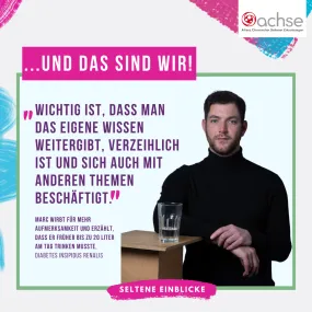 Bild: Mann mit rot-braunen Haaren und blauen Augen sitzt am Tisch, er trägt einen schwarzen Rollkragenpullover und hat seinen rechten Arm locker auf der Tischkante abgelegt. Auf dem Tisch steht ein Glas Wasser. Text: ...und das sind wir! "wichtig ist, dass man das eigene Wissen weitergibt, verzeihlich ist und sich auch mit anderen Themen beschäftigt.", Marc wirbt für mehr Aufmerksamkeit und erzählt, dass er früher bis zu 20 Liter am Tag trinken musste, Diabetes insipidus renalis