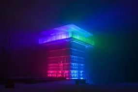 Turm leuchtet in den Farben grün, rot, rosa, blau zum Tag der Seltenen Erkrankungen 2022.
