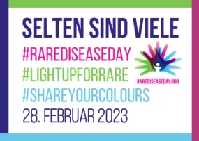 Hashtagboard zum Tag der Seltenen Erkrankungen 2023 mit folgendem Text: Selten sind Viele #RareDiseaseDay #Lightupforrare #ShareYourColours 28. Februar 2023