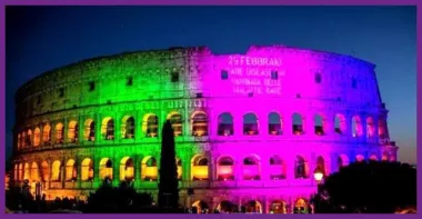 Colosseum in Rom leuchtet in den Farben des Rare Disease Day. 