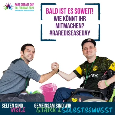 Zwei Männer, die im Rollstuhl sitzen und einander hochgestreckt die Hände geben. Text: Bald ist es soweit! Wie könnt ihr mitmachen? #RareDiseaseDay