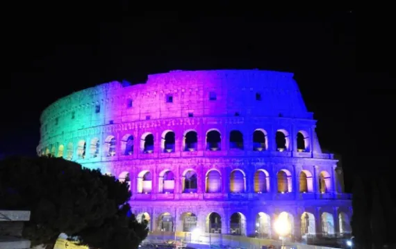 Wie auch das Colosseum in Rom, zeigten weltweit mehr als 30 Sehenswürdigkeiten die Farben des Rare Disease Day. 