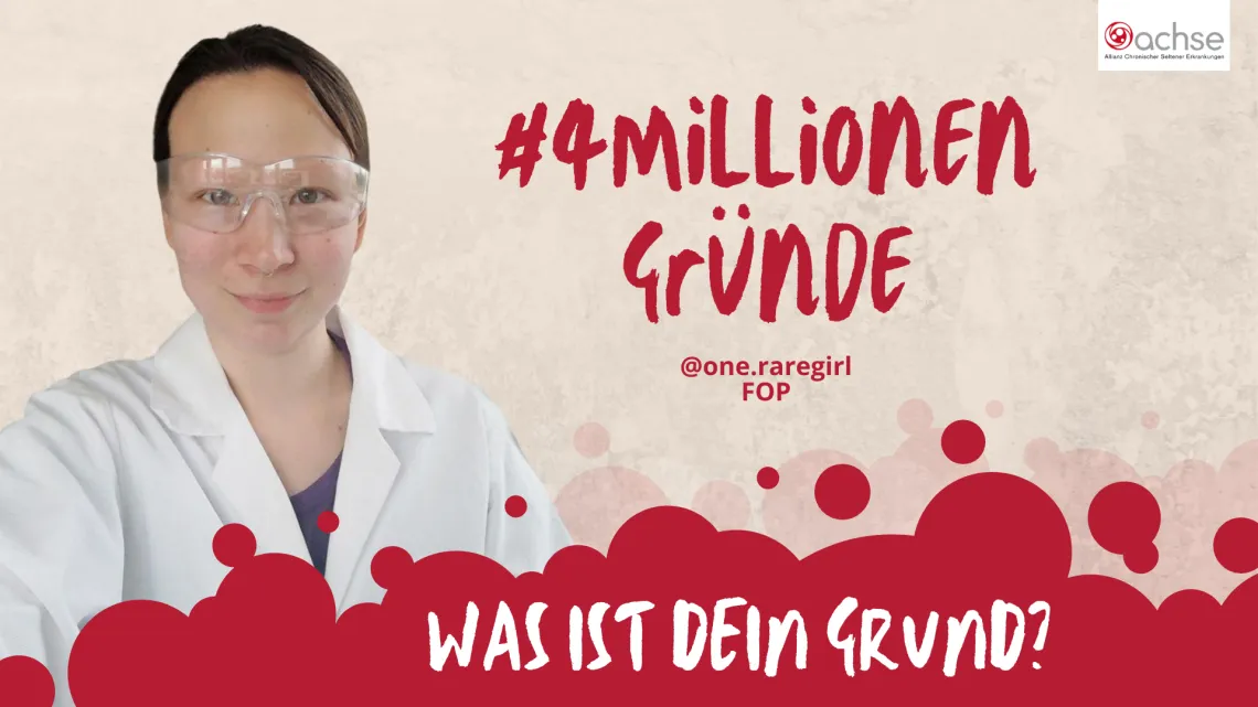 Junge Frau mit weißem Laborkittel und durchsichtiger Schutzbrille schaut in die Kamera. Text: #4MillionenGründe, @one.raregirl FOP, Was ist dein Grund?