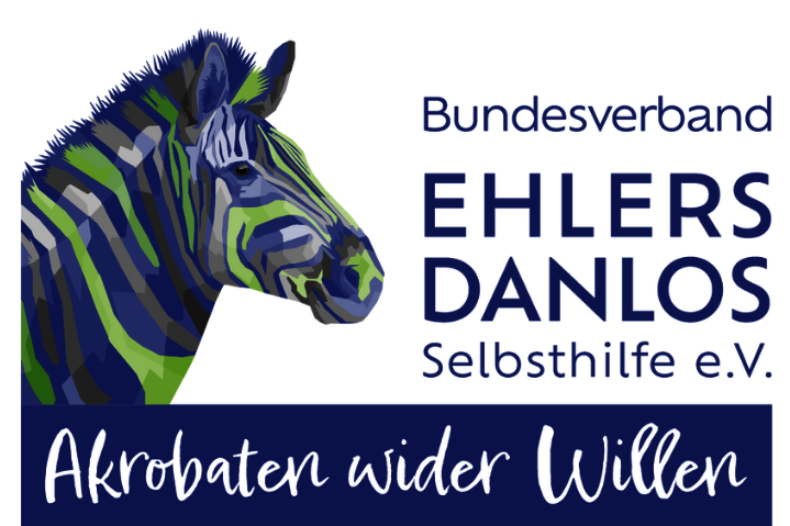 Kopf einer stilisierten Zebrazeichnung in Blau- und Grüntönen neben dem Text 'Bundesverband EHLERS DANLOS Selbsthilfe e.V.' und dem Schriftzug 'Akrobaten wider Willen' in weiß auf blauem Hintergrund.