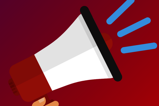 Grafik eines Megafons, das von einer Hand gehalten wird, vor einem roten bis violetten Farbverlauf. Blaue Linien symbolisieren Schallwellen, die aus dem Megafon kommen.