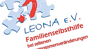 Logo von LEONA e.V. – Familienselbsthilfe bei seltenen Chromosomenveränderungen. Das Logo zeigt mehrere blaue Puzzleteile, in die stilisiert ein rotes Chromosomenpaar eingearbeitet ist. Darunter steht in blauer und roter Schrift der Name und die Beschreibung des Vereins.