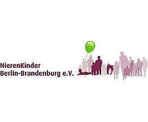 Logo des Vereins „NierenKinder Berlin-Brandenburg e.V.“: Links steht der Vereinsname in lila Schrift, rechts sind stilisierte lila Silhouetten von Kindern und Erwachsenen zu sehen. Ein Kind liegt am Boden und hält einen grünen Ballon.