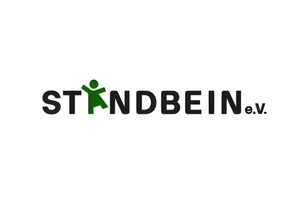 Logo mit dem Schriftzug 'STANDBEIN e.V.', wobei der Buchstabe 'A' durch eine grüne stilisierte Figur ersetzt ist.