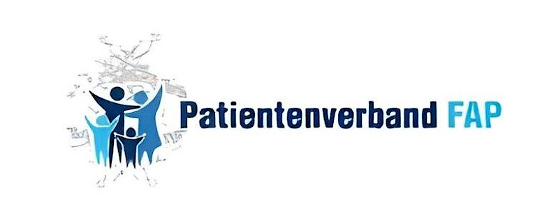 Logo mit stilisierten Figuren einer Familie in Blau- und Schwarztönen neben dem Schriftzug 'Patientenverband FAP' in Blau und Hellblau.