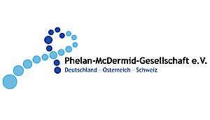 Logo der Phelan-McDermid-Gesellschaft e. V. mit stilisierter DNA-Doppelhelix aus blauen Punkten, daneben der ausgeschriebene Name des Vereins sowie die Ländernamen Deutschland, Österreich und Schweiz darunter.nter.