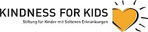 Schriftzug 'KINDNESS FOR KIDS' mit kleinem Text 'Stiftung für Kinder mit Seltenen Erkrankungen' und orangefarbenem Herzsymbol mit Strahlen.