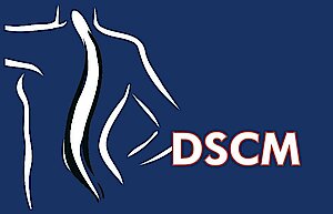 Schwarz-weiße Linienzeichnung eines Rückens mit Wirbelsäule neben dem Text 'DSCM' auf blauem Hintergrund.