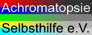 Mehrfarbiger Schriftzug mit den Worten 'Achromatopsie Selbsthilfe e.V.' auf blau-grün-gelb-rotem Hintergrund.