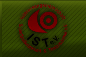 Rotes Logo mit stilisierter Zielscheibe und Text 'Interessengemeinschaft Sichelzellkrankheit & Thalassaemie e.V.' in Kreisform, darunter 'IST e.V.'