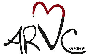 Schriftzug AVRC in schwarzen, handschriftlich anmutenden Großbuchstaben. Das V wird nach oben durch eine rote Linie in Form einer quer liegenden 3 überdacht.