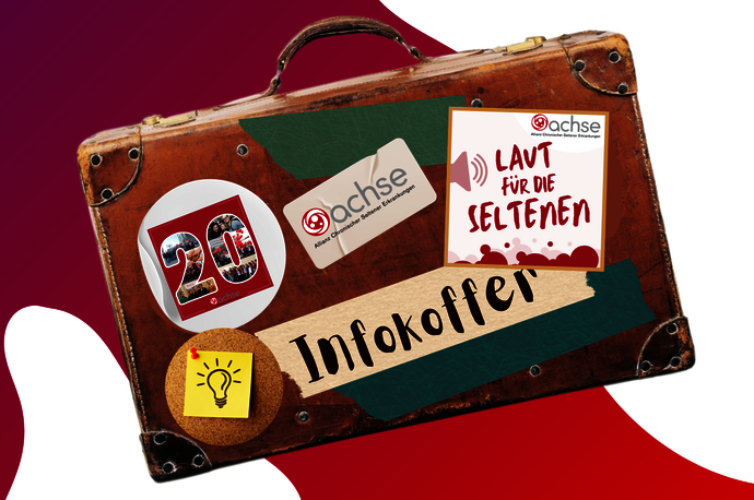 Ein brauner, retro-stylischer Koffer, verziert mit verschiedenen Stickern und Elementen: ein Sticker mit der Zahl '20' und dem ACHSE-Logo, eine ACHSE-Visitenkarte, ein Aufkleber mit der Aufschrift 'Laut für die Seltenen' und eine Pinnwand mit einer Glühbirne als Symbol für Ideen. Der Koffer trägt den Schriftzug 'Infokoffer' und steht vor einem Hintergrund mit rot-weißem Farbverlauf."