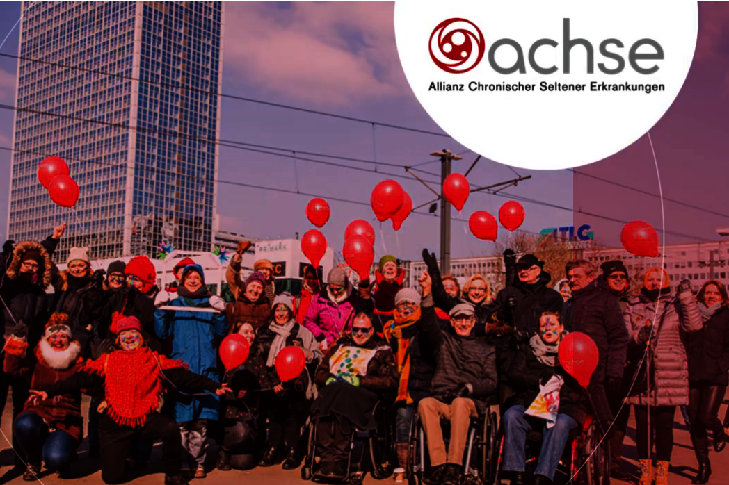 Gruppe von Menschen mit roten Luftballons vor Hochhaus, einige im Rollstuhl, Logo von achse mit Text 'Allianz Chronischer Seltener Erkrankungen' oben rechts