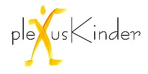 Buchstaben des Vereinnamens. Das X stellt ein goldgelbfarbenes Kind dar.