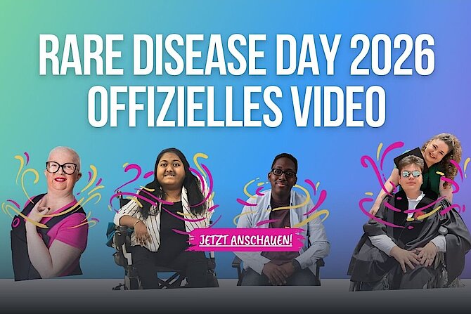 Fünf Personen sitzen nebeneinander vor einem blauen Hintergrund mit dem Text 'RARE DISEASE DAY 2026 OFFIZIELLES VIDEO' und einem pinken Banner mit 'JETZT ANSCHAUEN!'.
