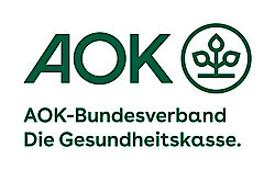 Logo des AOK-Bundesverbands. Das Logo besteht aus dem Schriftzug 'AOK' in grünem Großbuchstaben. Rechts daneben befindet sich ein kreisförmiges Symbol mit einem stilisierten Blattmotiv, das ebenfalls grün ist. Darunter steht der Text 'AOK-Bundesverband Die Gesundheitskasse.' in grüner Schrift.
