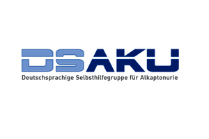 Logo mit dem Schriftzug 'DSAKU' in Blau und Hellblau, darunter der Text 'Deutschsprachige Selbsthilfegruppe für Alkaptonurie'.