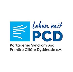 Blaues Quadrat mit weißem, stilisiertem Linienmuster links, rechts der Text 'Leben mit PCD' in Blau und darunter 'Kartagener Syndrom und Primäre Ciliäre Dyskinesie e.V.' in Grau.
