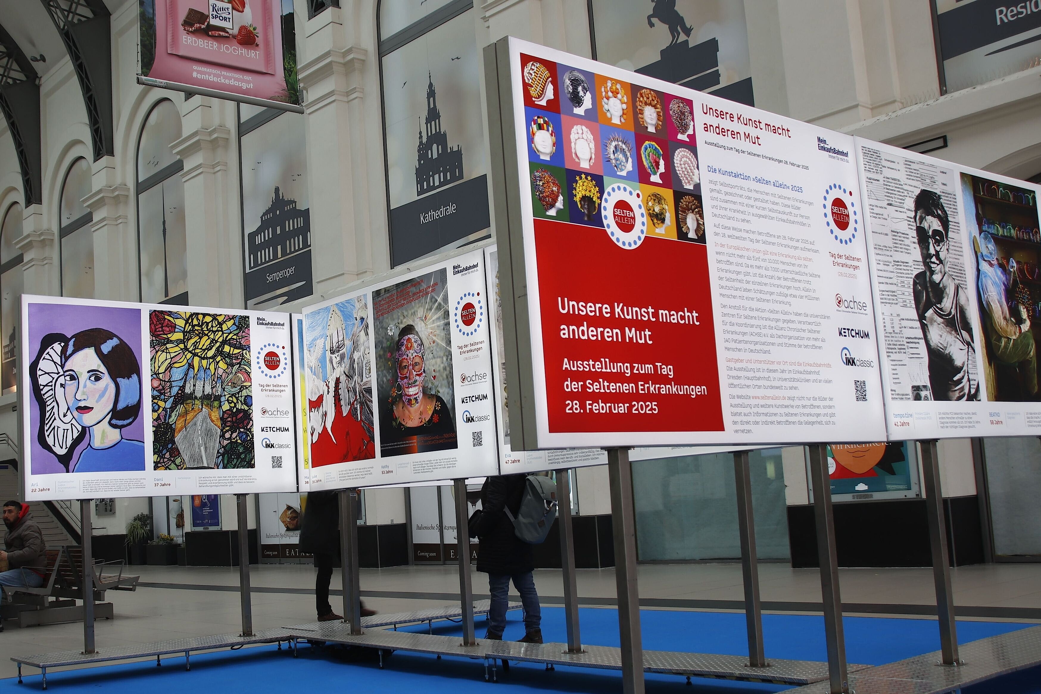 Ausstellung "Selten allein" im Einkaufsbahnhof Dresden