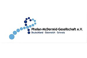 Logo der Phelan-McDermid-Gesellschaft e. V. mit stilisierter DNA-Doppelhelix aus blauen Punkten, daneben der ausgeschriebene Name des Vereins sowie die Ländernamen Deutschland, Österreich und Schweiz darunter.nter.