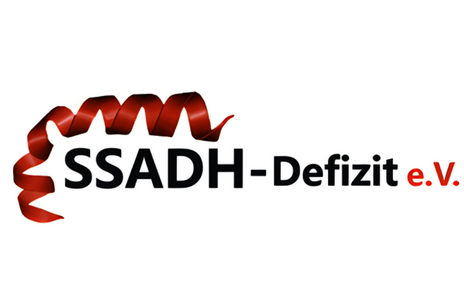 Logo mit rotem, gewelltem Band und dem Text 'SSADH-Defizit e.V.' in Schwarz und Rot.