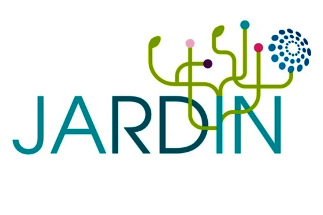 Logo des Projekts „JARDIN“. Der Schriftzug „JARDIN“ ist in Großbuchstaben und blauer Schrift gestaltet. Aus den Buchstaben wachsen verzweigte, grüne Linien, die an Pflanzen oder neuronale Verbindungen erinnern. An den Enden der Linien befinden sich verschiedenfarbige Punkte (rosa, violett, türkis, pink) und rechts ein kreisförmiges Muster aus blauen Punkten, das wie eine stilisierte Blüte oder ein Netzwerk aussieht. Das Design kombiniert Natur- und Technologiemotive.