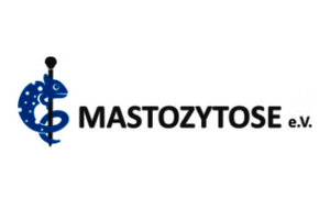 Blaues Chamäleon mit weißen Punkten, das sich um einen schwarzen Stab windet, daneben der Schriftzug 'MASTOZYTOSE e.V.' in Grau.