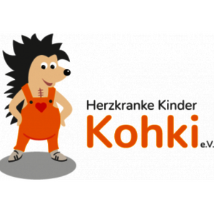 Fröhlicher Igel mit orangefarbener Latzhose und rotem Herz auf der Brust neben dem Schriftzug 'Herzkranke Kinder Kohki e.V.'
