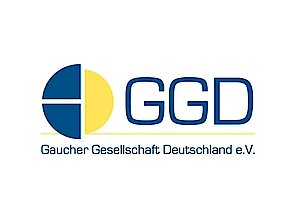 Logo der Gaucher Gesellschaft Deutschland e.V. mit halbkreisförmigem Symbol in Blau und Gelb neben dem Schriftzug 'GGD' und dem ausgeschriebenen Namen darunter.