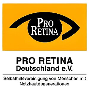 Schwarzes stilisiertes Auge mit weißer Schrift 'PRO RETINA' auf orangefarbenem Hintergrund, darunter Text 'PRO RETINA Deutschland e.V.' und 'Selbsthilfevereinigung von Menschen mit Netzhautdegenerationen'.