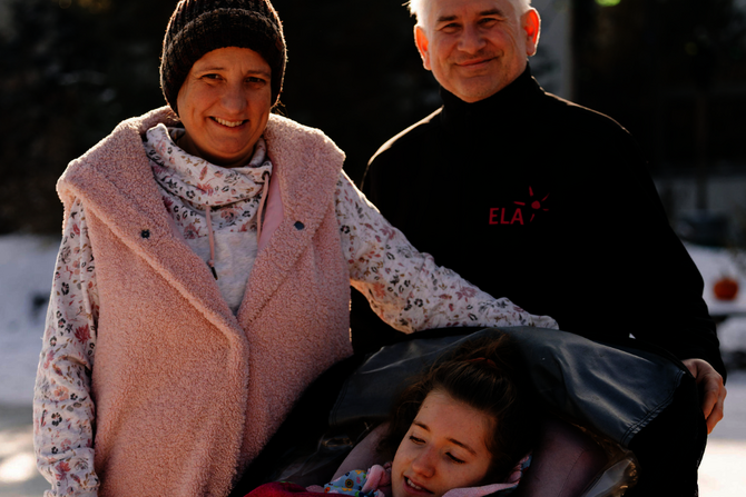 Ein zweiteiliges Bild: Links eine Person in blauem Pullover hält ein Bild mit einer halb menschlichen, halb schmetterlingsartigen Gesichtszeichnung vor eine Wand mit demselben Bild, rechts eine bunte Filmstreifenzeichnung mit verschiedenen Figuren in einzelnen Bildern.