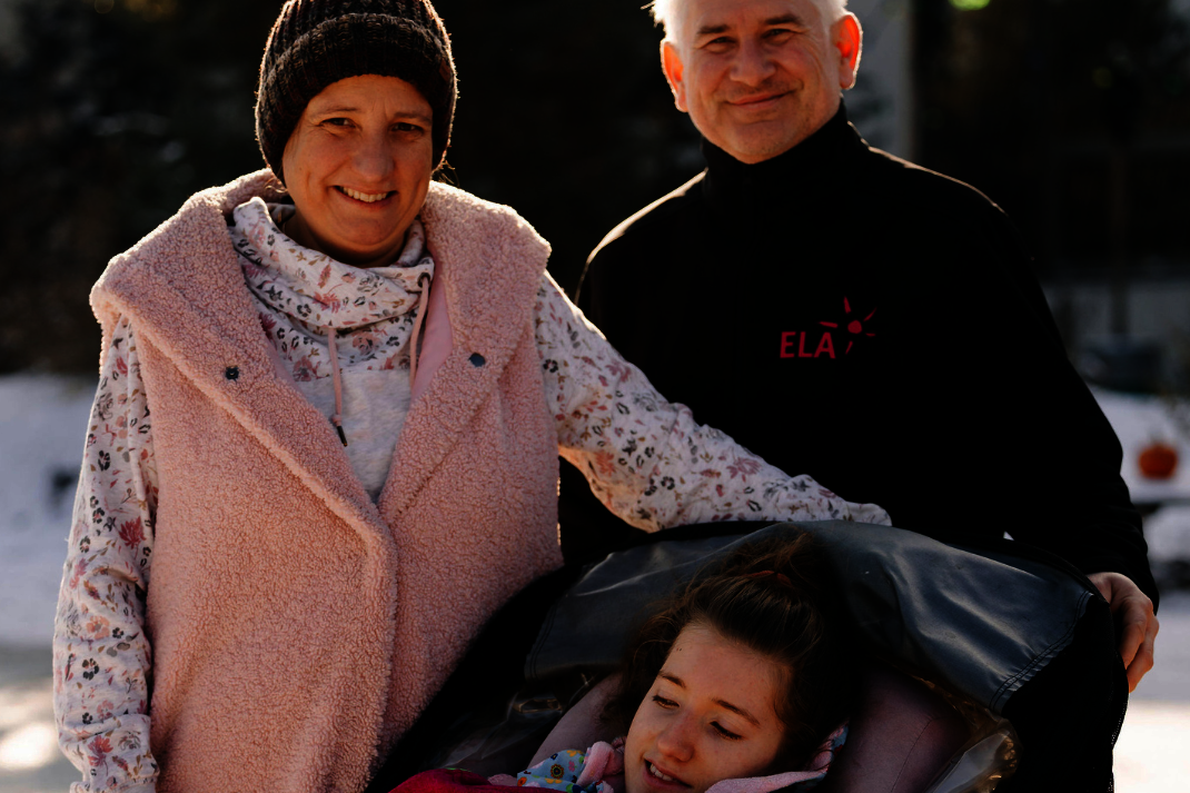 Ein zweiteiliges Bild: Links eine Person in blauem Pullover hält ein Bild mit einer halb menschlichen, halb schmetterlingsartigen Gesichtszeichnung vor eine Wand mit demselben Bild, rechts eine bunte Filmstreifenzeichnung mit verschiedenen Figuren in einzelnen Bildern.