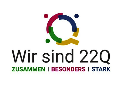 Buntes Logo mit einem stilisierten, kreisförmigen Q über dem Text 'Wir sind 22Q' und den Worten 'ZUSAMMEN', 'BESONDERS', 'STARK' in Grün, Magenta und Blau.