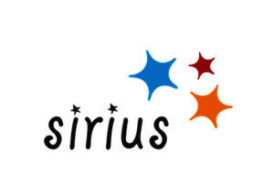 Schwarz auf Weiß, in kleinen, handgeschrieben aussehenden Druckbuchstaben gesetztes Wort sirius mit Sternen statt Punkten auf den beiden Is sowie einem blauen, gelben und einem kleineren roten Stern rechts oben an der Ecke des Wortes