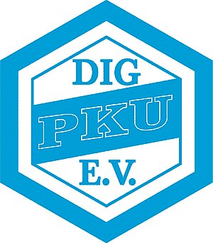 Logo der DIG PKU e. V. in Form eines blauen sechseckigen Wappens. In der Mitte steht in drei Zeilen der Schriftzug: „DIG“, „PKU“ (groß hervorgehoben) und „E. V.“, jeweils in Großbuchstaben. Das Design ist schlicht und geometrisch.