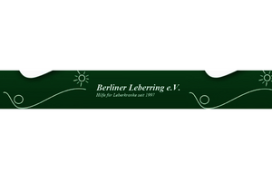 Grünes Banner mit weißer, geschwungener Linie, Sonne und Text 'Berliner Leberring e.V. Hilfe für Leberkranke seit 1997'.