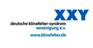 Groß geschriebene blaue Buchstaben 'XXY' über schwarzem Text 'deutsche klinefelter-syndrom' und blauem Text 'vereinigung e.v.' sowie 'www.klinefelter.de'.