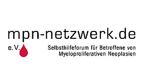Logo des MPN-Netzwerks e. V. – Der Schriftzug „mpn-netzwerk.de“ ist in schwarzer, moderner Schrift dargestellt. Unter dem Text befindet sich eine rote Tropfenform, die für Blut steht. Links daneben steht „e. V.“. Darunter befindet sich der Slogan in kleinerer Schrift: „Selbsthilfeforum für Betroffene von Myeloproliferativen Neoplasien