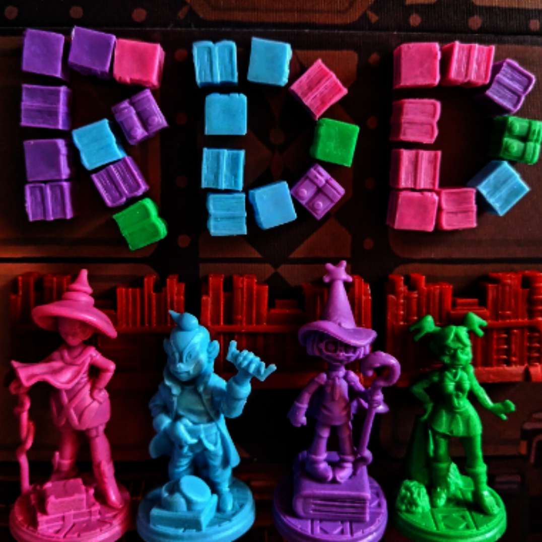 Vier bunte Spielfiguren vor einem Hintergrund mit bunten Spielsteinen, die die Buchstaben "RPG" bilden