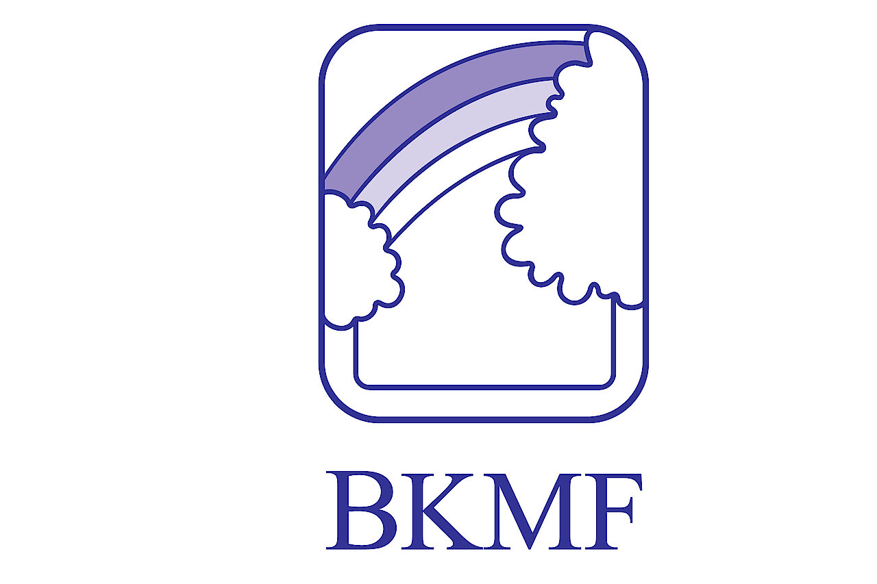 Logo mit stilisiertem Regenbogen und zwei Wolken in einem abgerundeten Rechteck, darunter der Schriftzug 'BKMF'.