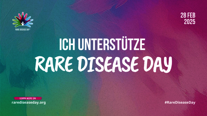 Das Bild zeigt eine bunte Grafik mit einem Farbverlauf von Türkis nach Lila im Hintergrund. Oben links ist das Logo des Rare Disease Day zu sehen, das drei stilisierte Handabdrücke in den Farben Grün, Pink und Blau zeigt. In der Mitte der Handabdrücke formt sich ein kleiner stilisierter Mensch in Weiß. Rechts oben steht in weißer Schrift „28 FEB 2025“. Zentral im Bild steht in weißer Schrift „ICH UNTERSTÜTZE“ und darunter „RARE DISEASE DAY“ in einer handschriftlichen Schriftart. Unten links befindet sich der Text „LEARN MORE ON rarediseaseday.org“ in Pink und Weiß. Unten rechts ist der Hashtag „#RareDiseaseDay“ in Weiß abgebildet.